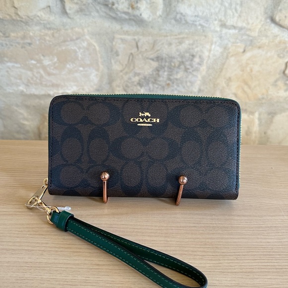 Coach - Picture 16 of 16